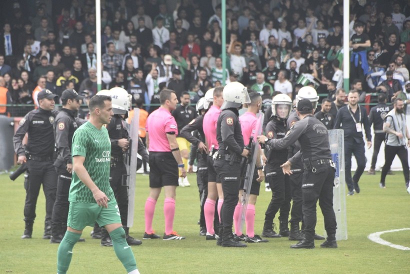 Bodrum FK-Eyüpspor maçında ortalık karıştı: Arda Turan'a yabancı madde atıldı, bir futbolcu hastaneye kaldırıldı - Resim: 16