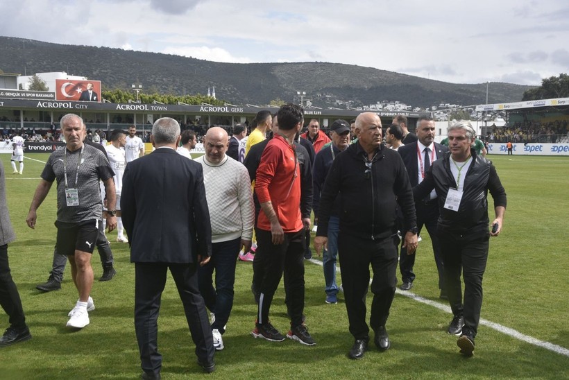 Bodrum FK-Eyüpspor maçında ortalık karıştı: Arda Turan'a yabancı madde atıldı, bir futbolcu hastaneye kaldırıldı - Resim: 9