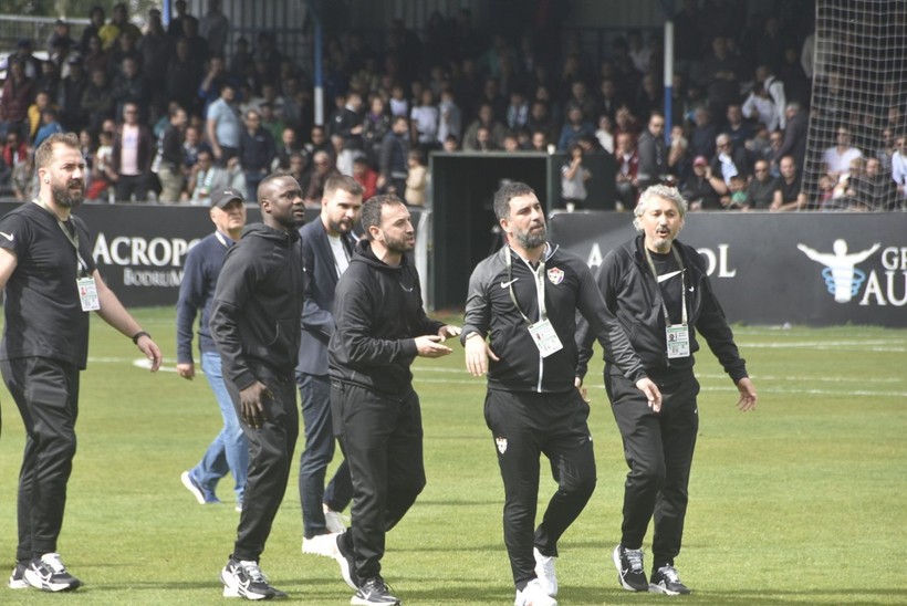 Bodrum FK-Eyüpspor maçında ortalık karıştı: Arda Turan'a yabancı madde atıldı, bir futbolcu hastaneye kaldırıldı - Resim: 15