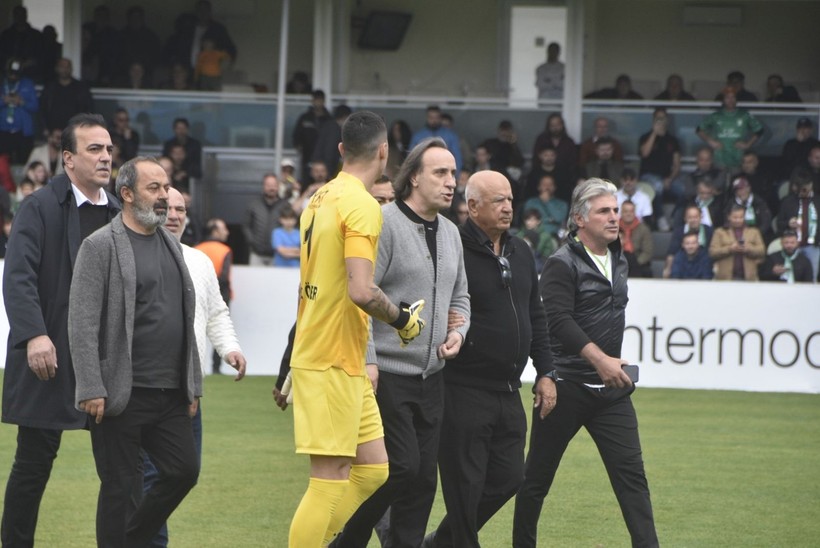 Bodrum FK-Eyüpspor maçında ortalık karıştı: Arda Turan'a yabancı madde atıldı, bir futbolcu hastaneye kaldırıldı - Resim: 5