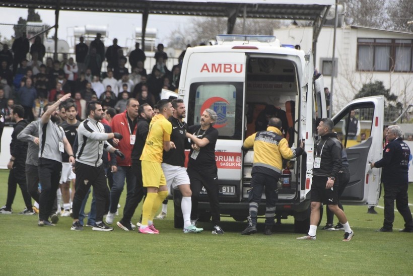 Bodrum FK-Eyüpspor maçında ortalık karıştı: Arda Turan'a yabancı madde atıldı, bir futbolcu hastaneye kaldırıldı - Resim: 1