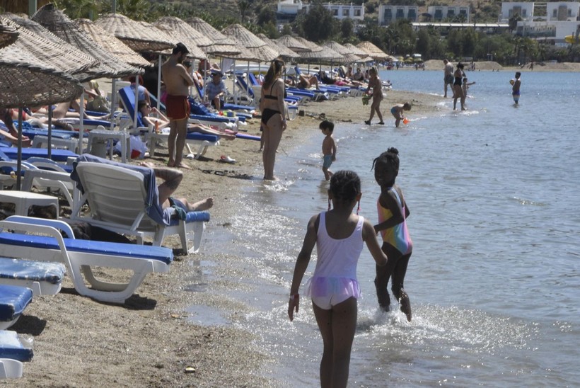 Muğla, Antalya kıyılarında bayram yoğunluğu! Yaz tatilini aratmadı - Resim: 38
