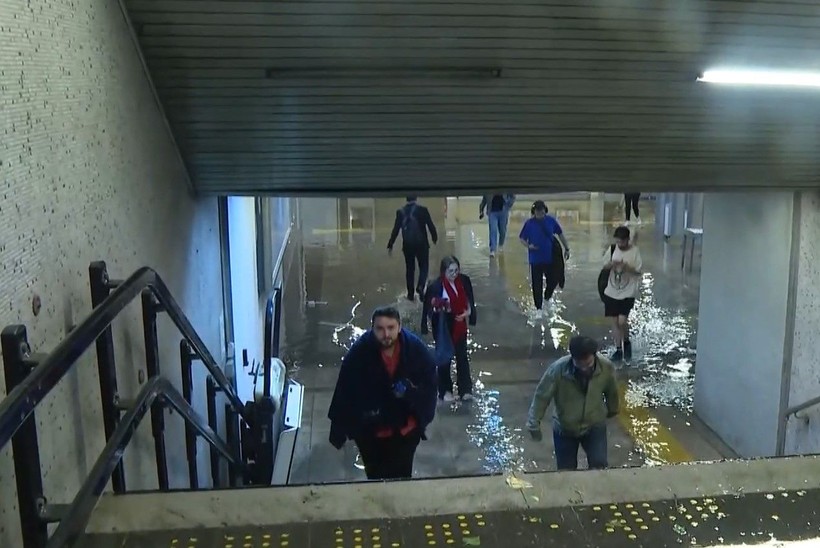 Başkent'i sağanak vurdu! Metroyu su bastı, merdivenler şelaleye döndü - Resim: 6