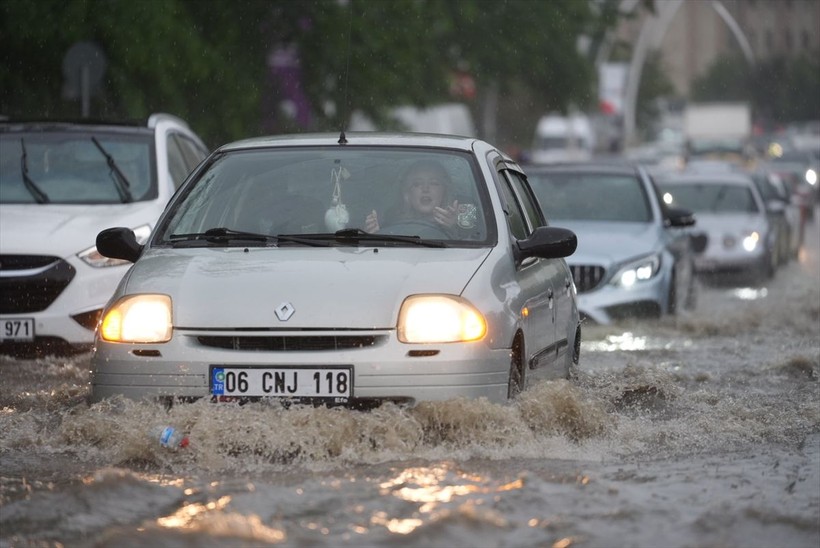 Ankara'da sağanak sele döndü! Hayat durma noktasına geldi - Resim: 11