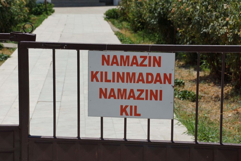 Cami imamından cemaati çeken tabela: Namazın kılınmadan namazını kıl - Resim: 8