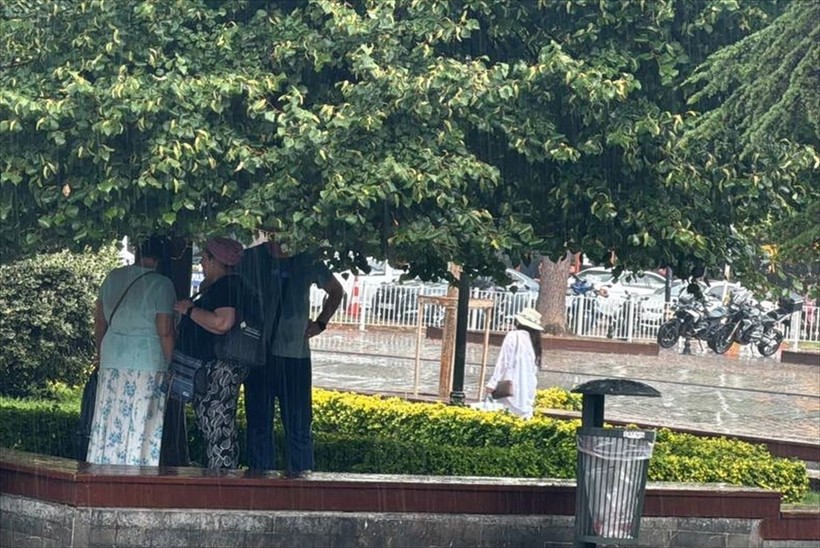 İstanbul'da sağanak etkili oldu! Bazı yollar göle döndü - Resim: 4
