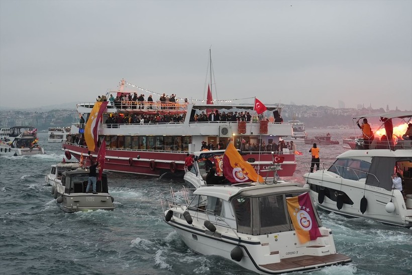 Galatasaray takımı tekne turunun ardından taraftarlarıyla buluştu - Resim: 9