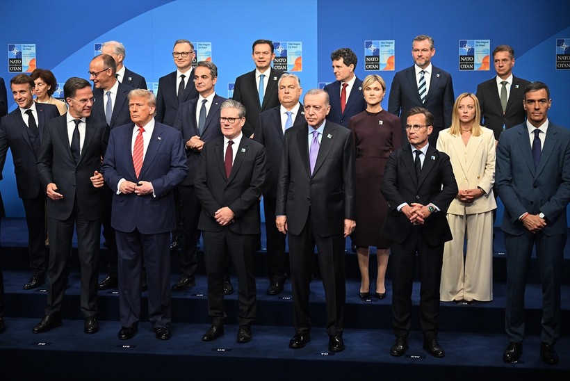 NATO Zirvesi’nde liderler aynı karede: Erdoğan-Trump diyaloğu dikkat çekti - Resim : 1