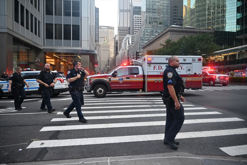New York'ta silahlı baskın: 1'i polis 4 kişi öldü - Resim : 4