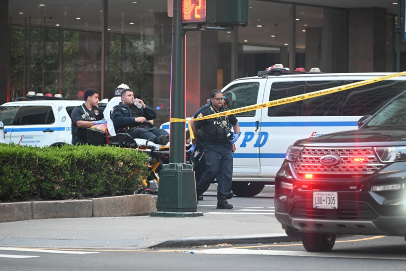 New York'ta silahlı baskın: 1'i polis 4 kişi öldü - Resim : 3