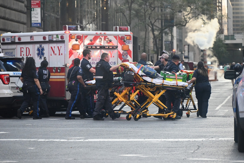 New York'ta silahlı baskın: 1'i polis 4 kişi öldü - Resim : 1