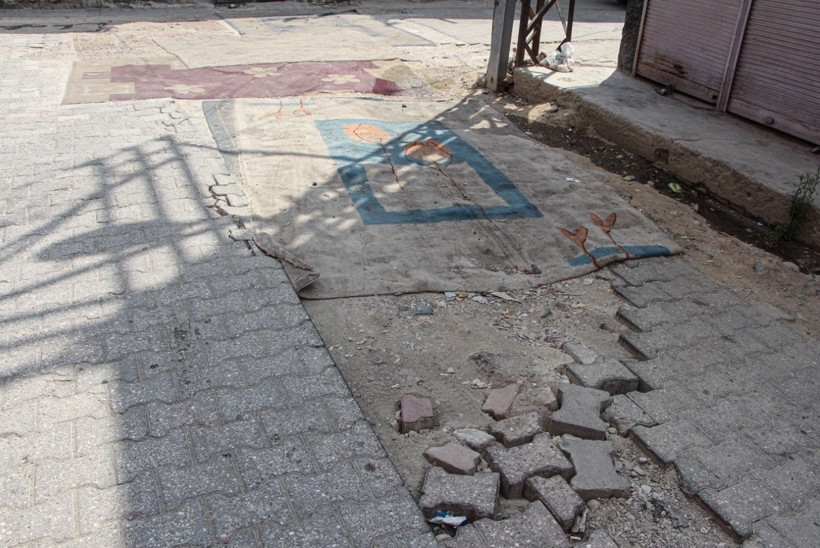 Mahalleli, onarılmayan yollara tozdan korunmak için halı serdi - Resim: 3