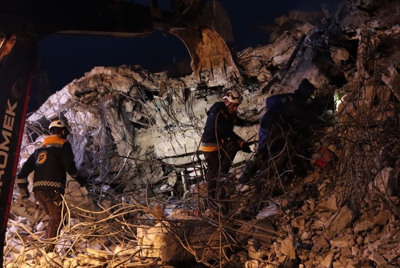 Suriye'de depremden dolayı ölenlerin sayısı artıyor, birçoğu savaştan dolayı yıkılmış evlerde yaşıyordu - Resim: 52