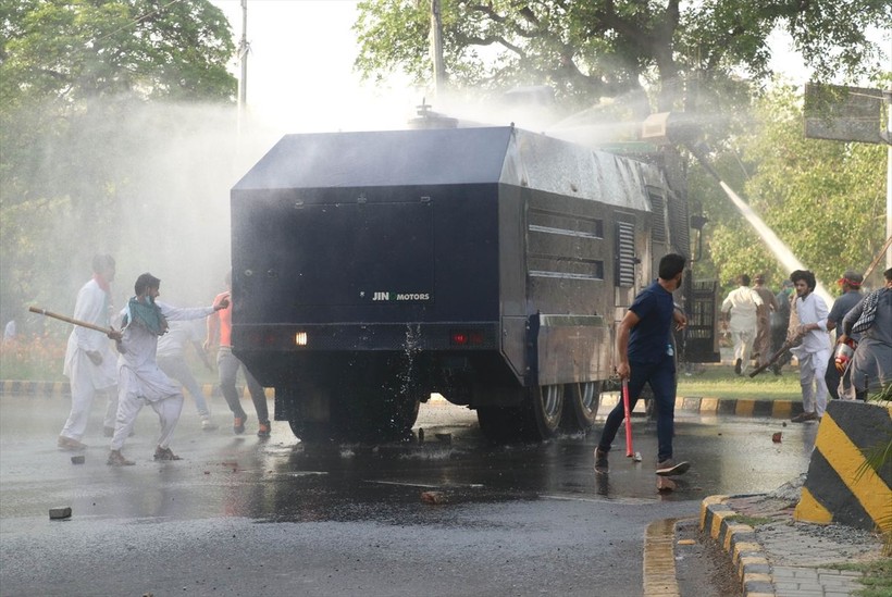 İmran Han'ın tutuklanmasının ardından Pakistan'da protestolar büyüyor: 5 kişi öldü, 40 kişi yaralandı, 1200'den fazla gözaltı - Resim: 14