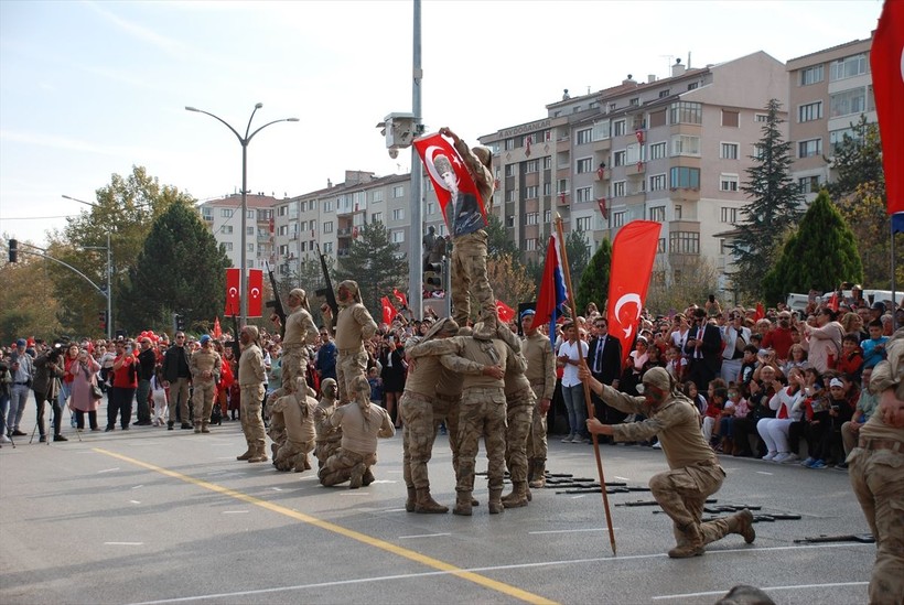 Türkiye iliklerine kadar Cumhuriyet'i kutluyor! Nereye baksan kırmızı-beyaz! 🤍❤️Meydanlarda 7'den 70'e 100. yıl coşkusu - Resim: 406