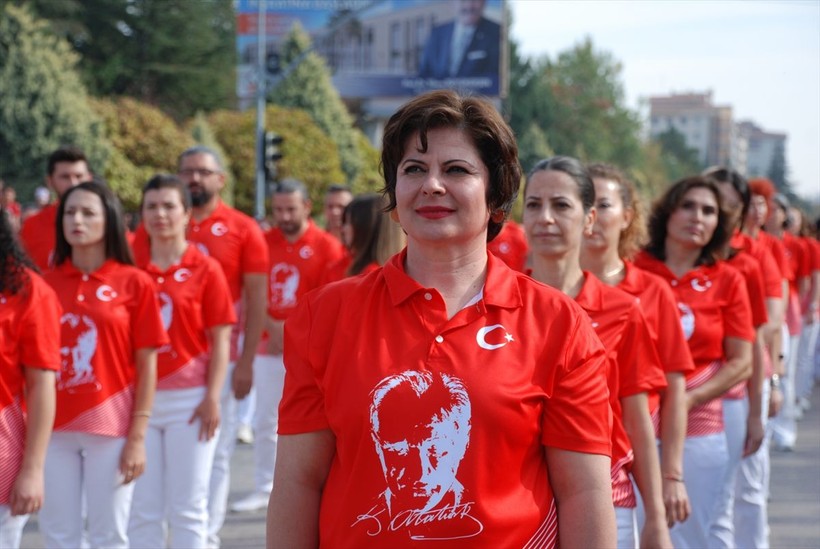 Türkiye iliklerine kadar Cumhuriyet'i kutluyor! Nereye baksan kırmızı-beyaz! 🤍❤️Meydanlarda 7'den 70'e 100. yıl coşkusu - Resim: 407