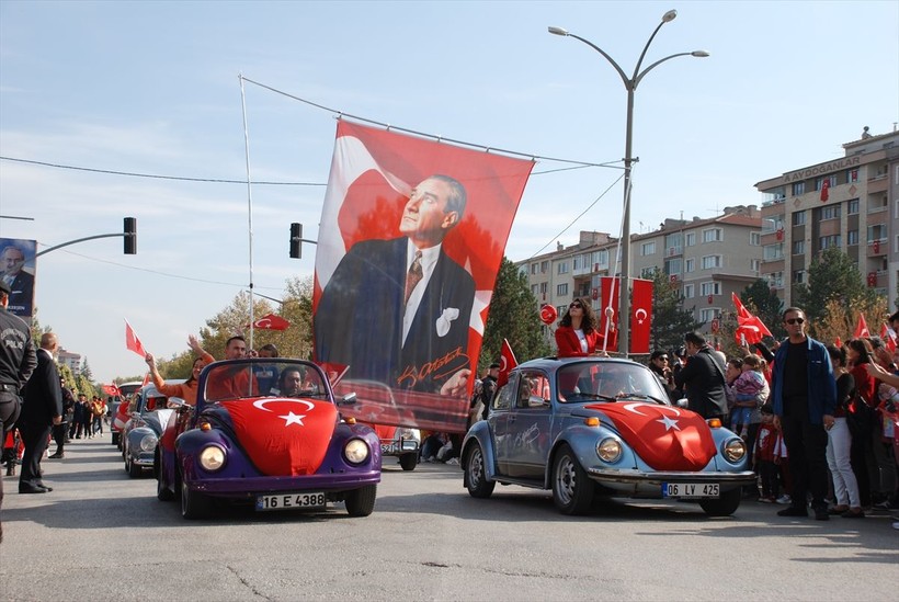 Türkiye iliklerine kadar Cumhuriyet'i kutluyor! Nereye baksan kırmızı-beyaz! 🤍❤️Meydanlarda 7'den 70'e 100. yıl coşkusu - Resim: 409