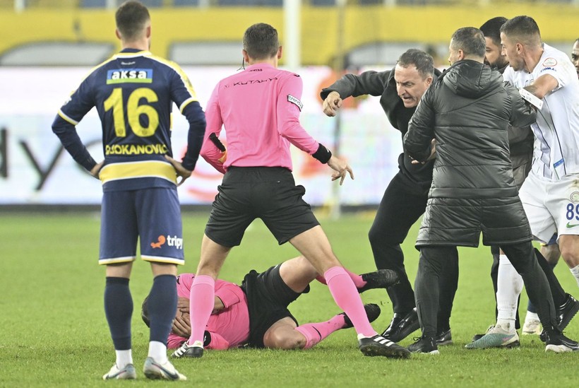 Ankaragücü Başkanı Faruk Koca hakem Halil Umut Meler'e sahanın içinde yumruk attı! İşte o görüntüler - Resim: 29