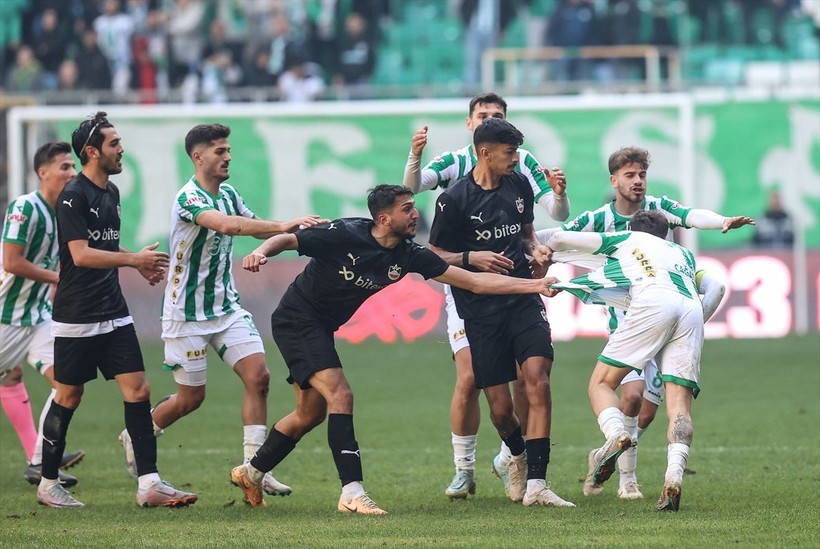 Bursaspor-Diyarbekirspor maçı sonrasında saha karıştı! Savaş alanında 5 kişi kırmızı kart gördü - Resim: 5