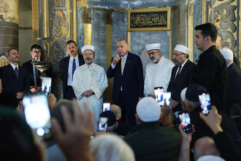 Cumhurbaşkanı Erdoğan, 66 kişilik ekibin hazırladığı "İstanbul Mushafı" nı Mukaddes Emanetler Dairesine hediye etti - Resim: 20