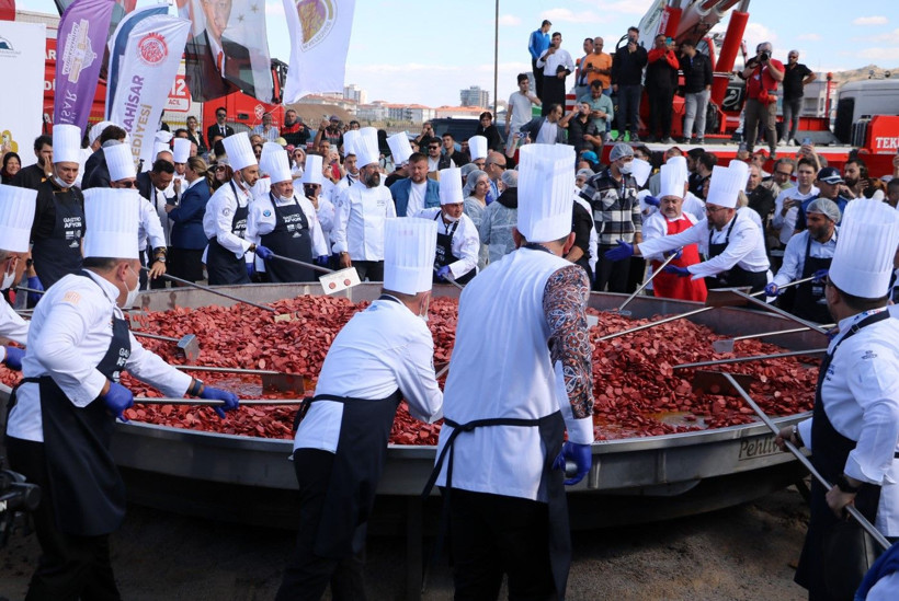Afyonkarahisar'da 1930 kilo ağırlığındaki sucuklu yumurtayla dünya rekoru kırıldı - Resim: 3