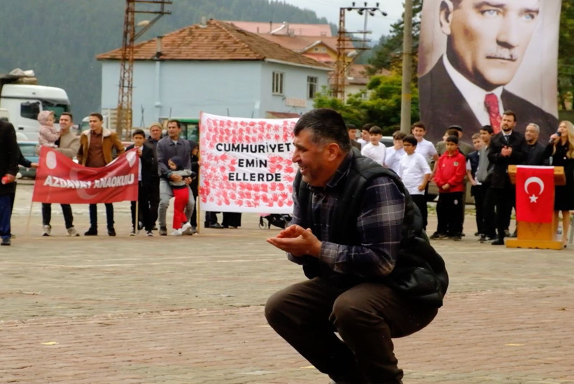 Cumhuriyet Bayramı gösterisinde duygulandıran anlar: Kızı için mindere atladı - Resim: 2