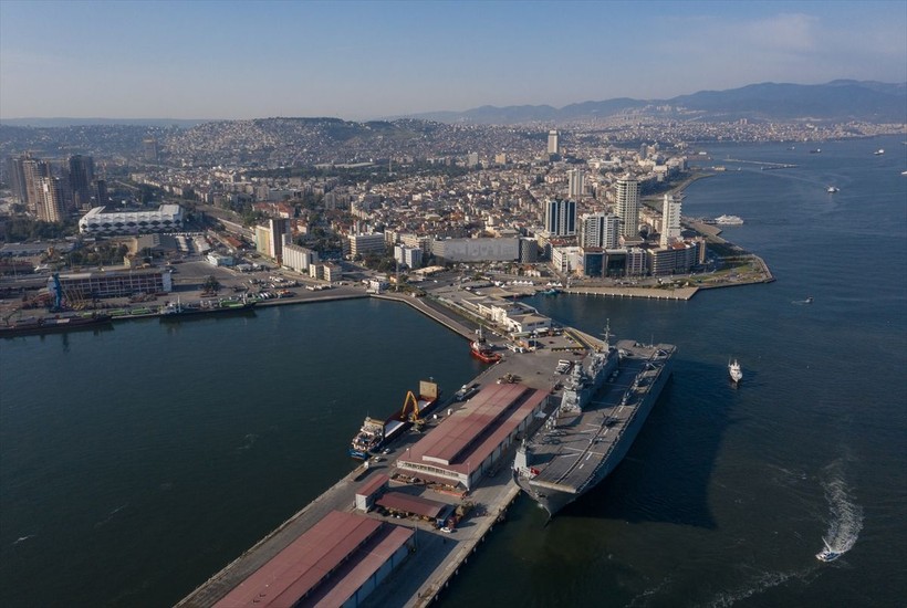 İstanbul'da kilometrelerce ziyaret kuyruğu oluşturan TCG Anadolu, İzmir Alsancak Limanı'na geldi - Resim: 5