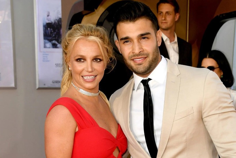 Sam Asghari'den boşanma kararı alan Britney Spears'den evliliğe veda partisi! Erkeklerin kucağında poz verdi - Resim: 1
