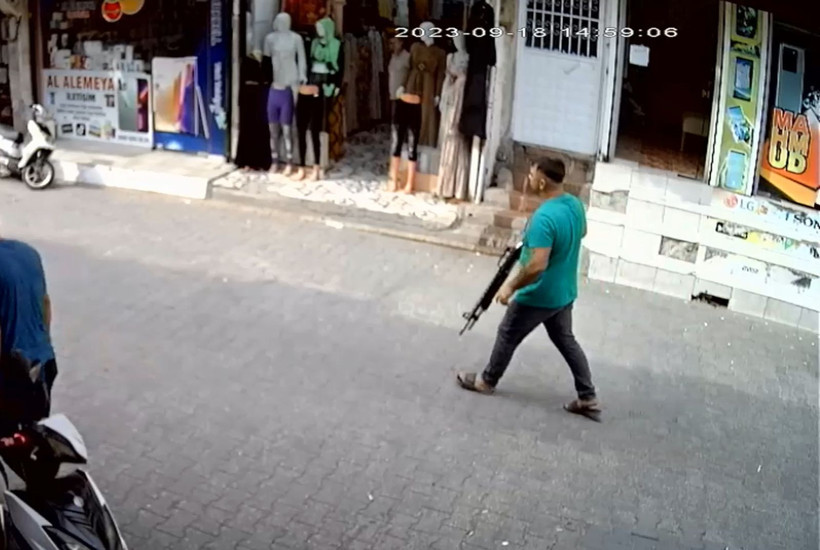 Adana'da haraç cinayeti! Esnafa av tüfeğiyle saldırı kamerada - Resim: 10