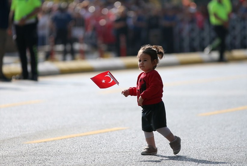 Türkiye iliklerine kadar Cumhuriyet'i kutluyor! Nereye baksan kırmızı-beyaz! 🤍❤️Meydanlarda 7'den 70'e 100. yıl coşkusu - Resim: 70