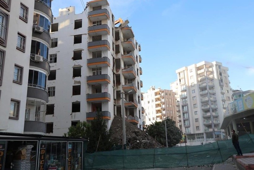 Adana'da ağır hasarlı binanın kolonundan menemen tepsisi çıktı - Resim: 10
