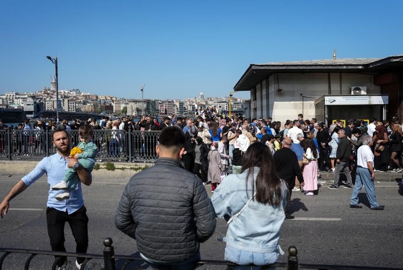 İstanbul Eminönü’ndeki yoğun kalabalık fotoğraflara yansıdı - Resim: 3