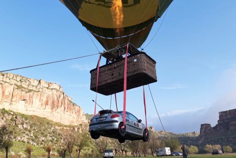 Aksaray'da balonla otomobil uçurdular - Resim : 1