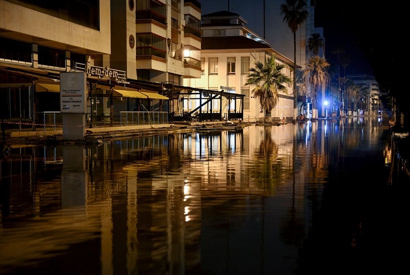İskenderun'da deniz seviyesi yükseldi, caddeler su altına kaldı - Resim: 7