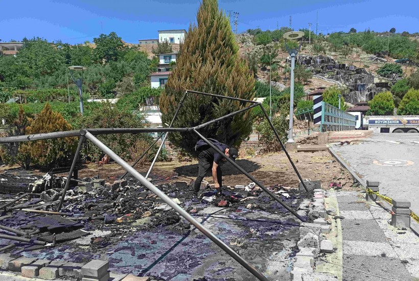 Kahramanmaraş'ta bir esnafın önce iş yeri yağmalandı, sonra çadırı yakıldı - Resim : 1