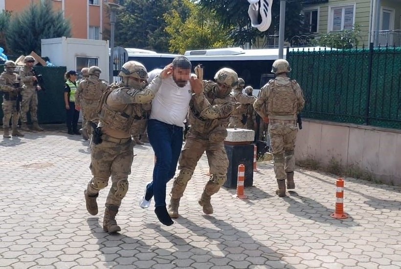 Terkinler çetesi hesap verecek! Adliyeye getirilen üyeler tepkili! Önce ayakkabısını fırlattı, sonra 'Reklam yaptınız bizi' dedi - Resim: 18