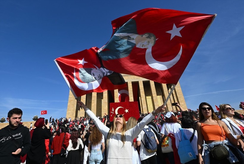 100. Yıl Kutlamaları nedeniyle Anıtkabir'de dün ziyaretçi rekoru kırıldı - Resim: 77