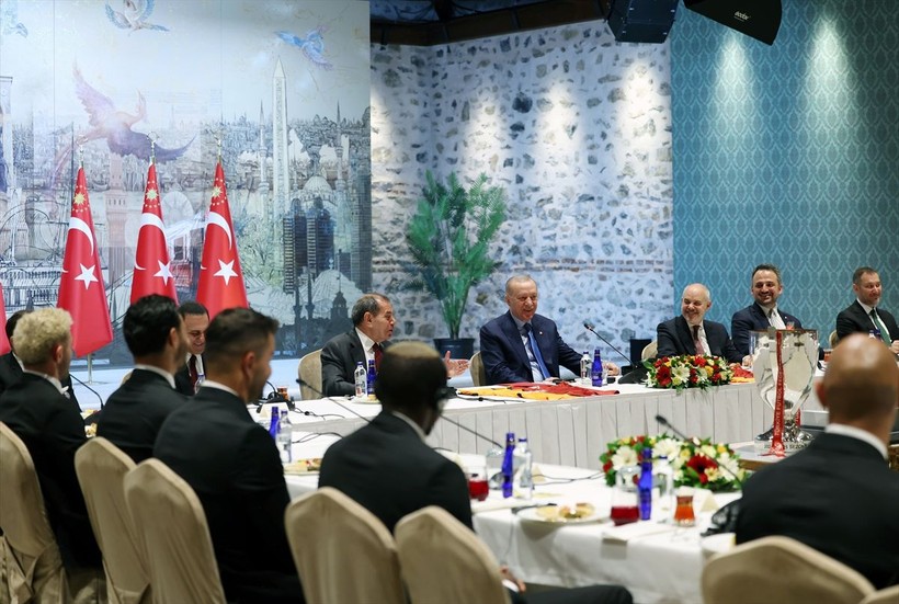 Cumhurbaşkanı Erdoğan Galatasaray'ı kabul etti! Osimhen, Barış Alper Yılmaz, Muslera... Formalarını hediye ettiler - Resim: 3