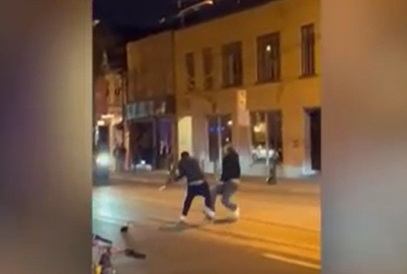 Böylesi görülmedi! Boynunda pitonla dolaşan adam kabus oldu! Sokak ortasında pitonu kırbaç gibi kullanarak dövdü! - Resim: 2