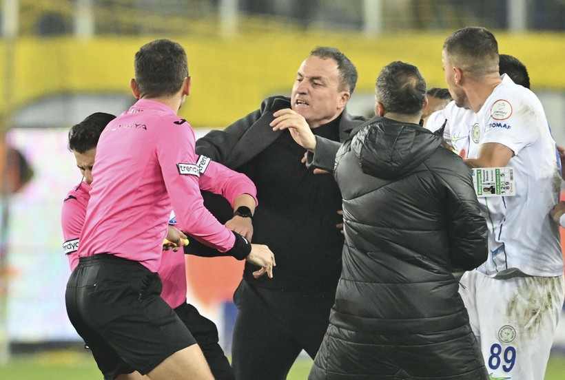 Ankaragücü Başkanı Faruk Koca hakem Halil Umut Meler'e sahanın içinde yumruk attı! İşte o görüntüler - Resim: 28