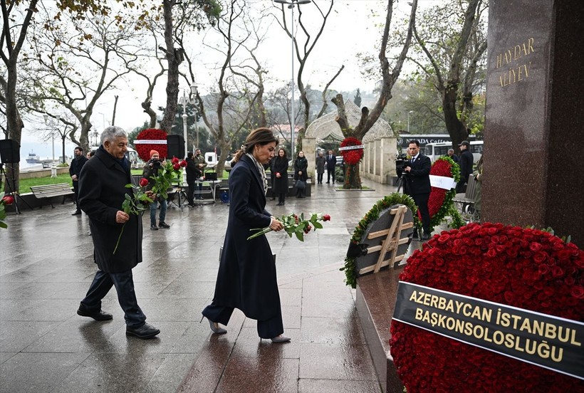 Azerbaycan'ın ulusal lideri Haydar Aliyev vefatının 20. yılında İstanbul'da anıldı - Resim: 1