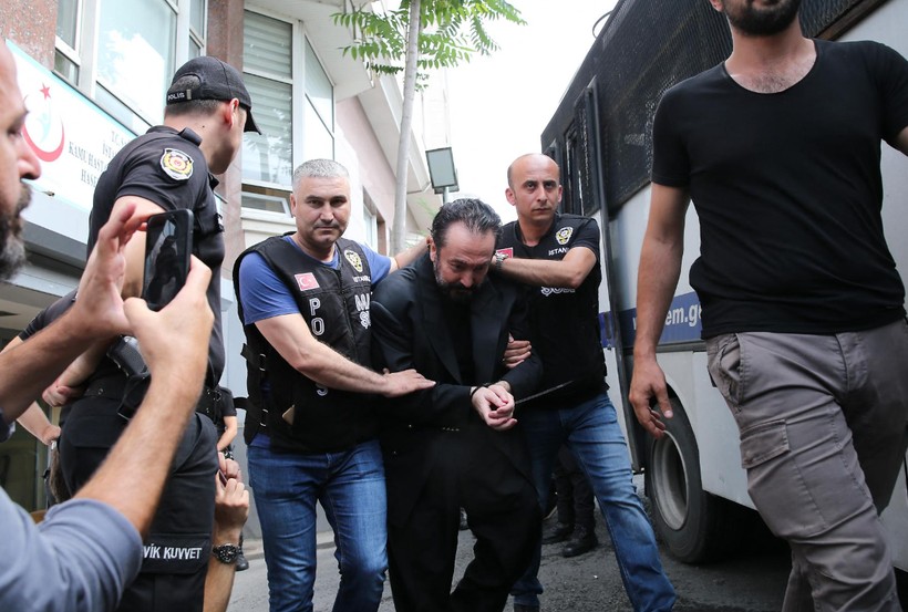 Adnan Oktar ve 'Kedicikler' paket olmuştu! Gözaltı sırasında çekilen görüntüler paylaşıldı - Resim: 5