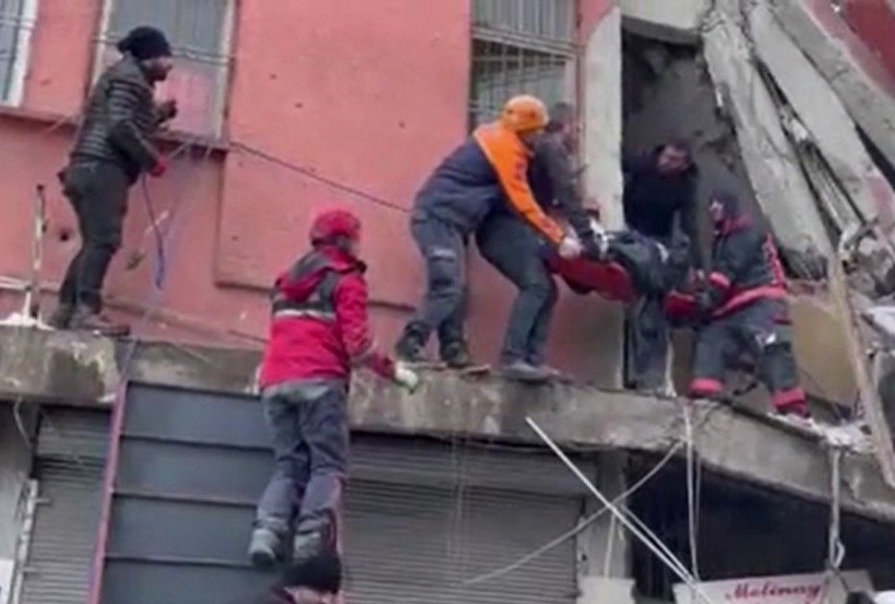 Son Dakika! Yeni günde enkazdan kurtarılan canlar umudu artırdı! 30. saatte bulunanlar, asker abileriyle konuşan çocuklar, uykusundan uyanan minik: Ne oluyor ya - Resim: 15