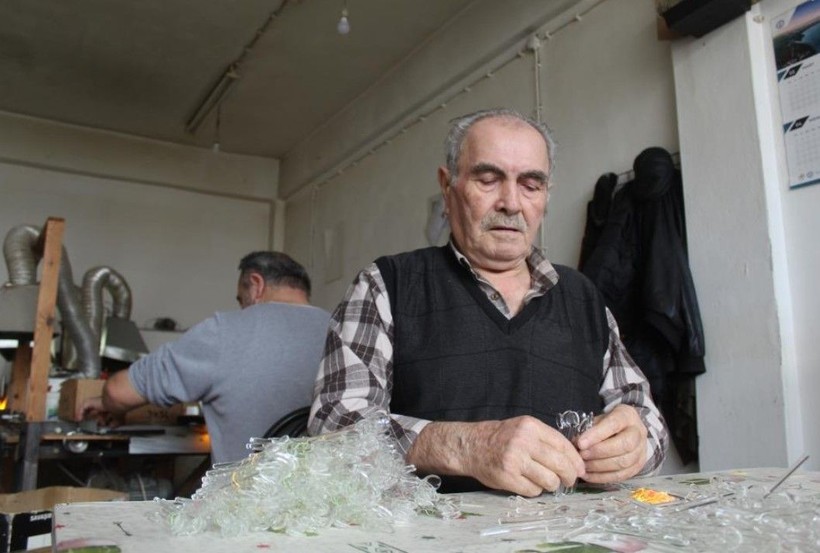 Emeklilikten sıkılıp bu işi kurdu! Şimdi ailecek üretip dünyaya satıyor! - Resim: 5