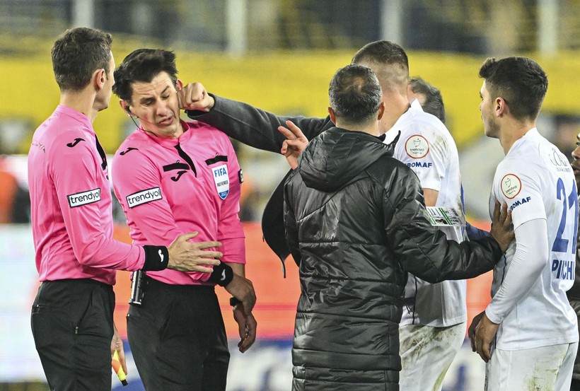 Ankaragücü Başkanı Faruk Koca hakem Halil Umut Meler'e sahanın içinde yumruk attı! İşte o görüntüler - Resim: 35