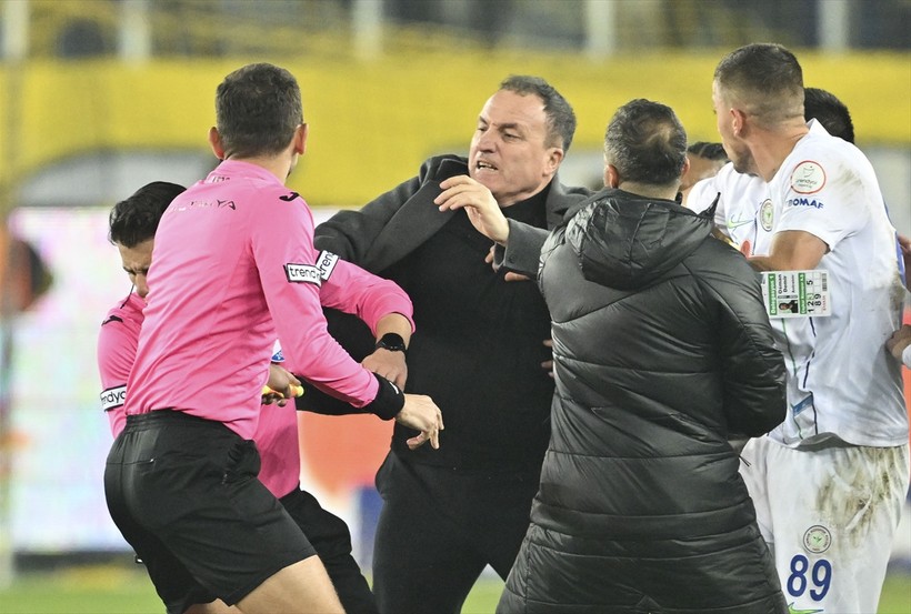 Faruk Koca'nın Halil Umut Meler'e attığı yumruk dünya basınında! "Utanç, rezillik, vahşi saldırı" - Resim : 11