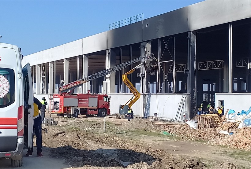 Fabrikada çıkan yangında yalıtım malzemesinin üzerine düşen 2 işçi hayatını kaybetti - Resim : 3