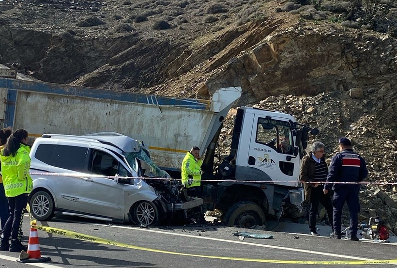 Çanakkale'de kamyon ve hafif ticari aracın çarpışması sonucu 1 kişi hayatını kaybetti - Resim : 2