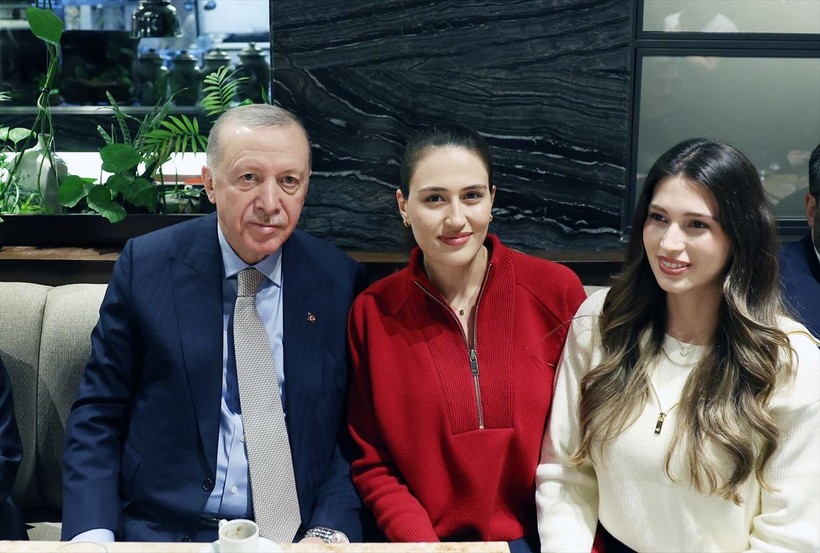 Erdoğan, Ankara'da bir kafede vatandaşlarla sohbet etti, çocukları sevdi - Resim: 13