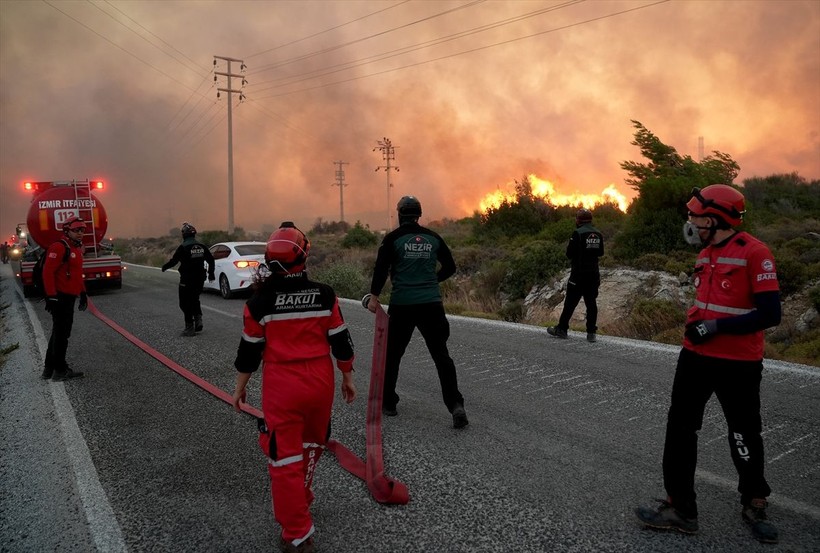 Türkiye'de orman yangınları | Çeşme'de alevlerle mücadele sürüyor - Resim: 12